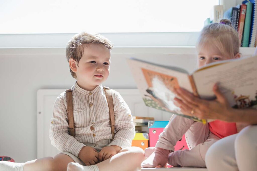 enfant qui lit un livre