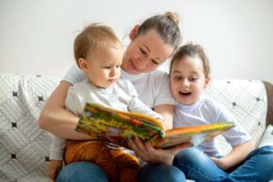 mère et enfants qui lisent